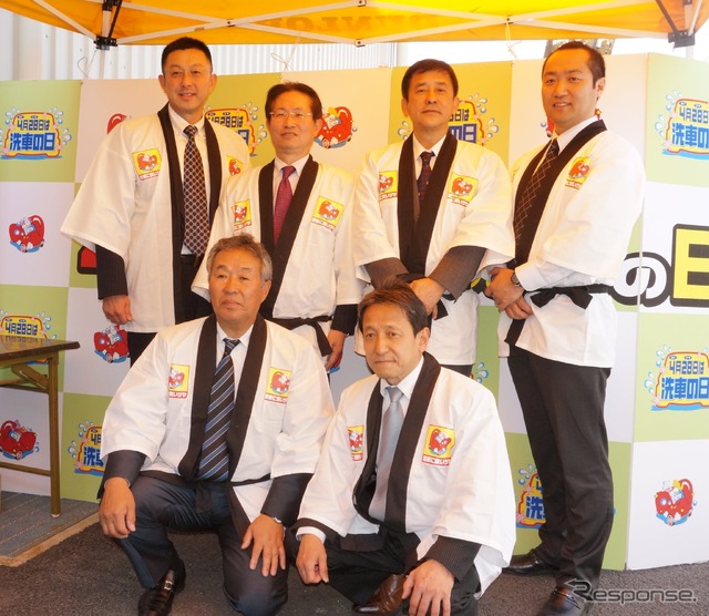 (後列左から)タクティーの杉山正司取締役、オートバックスセブンの森本弘徳副社長、自動車用品小売業協会の堀江康生会長、オートアールズの柿沼剛商品部長、(前列左から)全国自動車用品工業会の西脇保彦理事長、日本オートケミカル工業会の棚橋公三理事長