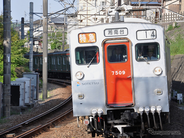 相鉄は4月27日のダイヤ改正で新種別「特急」の運転を開始。写真は運転開始当日の、7000系電車による湘南台行き特急