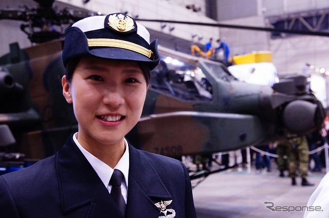 防衛省ブースでは自衛官によるトークショーも開催。写真はP-3Cの女性パイロットである青山さん。