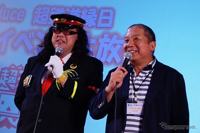 鉄道系ブースである「超鉄道縁日」は向谷実さん(右)プロデュース。左は車掌DJこと、野月貴弘さん。