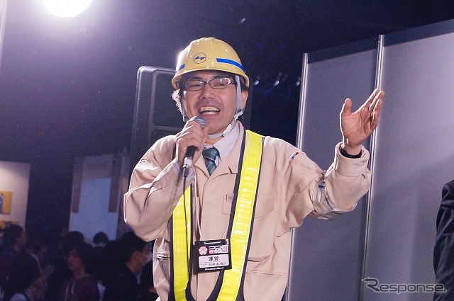 ノリノリでMCを行う京浜急行の広報担当者。