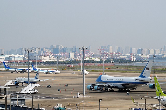 羽田空港内の駐車場から眺めたVIPスポット。撮影は24日午前。