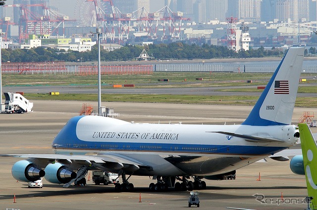 羽田空港VIPスポットに駐機中のVC-25。車両支援を受けずにそのまま出て行けるように横向きでの駐機。