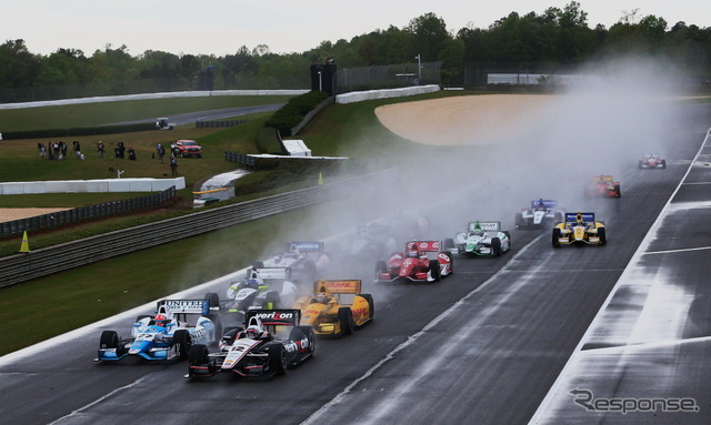 レースは難しい路面状況でのスタートとなった。写真:INDYCAR