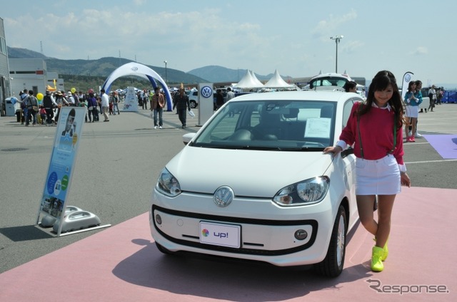 メイン会場のオールラインナップ展示エリア。VW up!