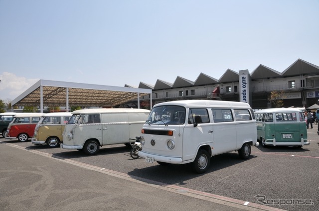 VW タイプ2。写真は1967年以降の曲面一枚フロントガラスを備えたもの(通称T2)