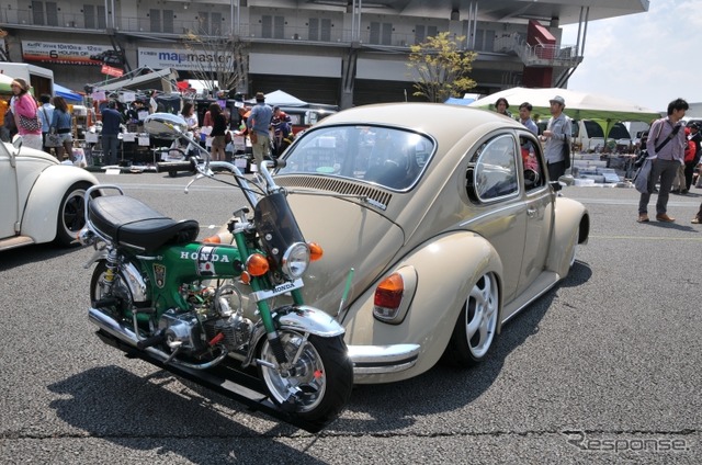 VW タイプ1。背面に背負っているのはホンダ ダックス