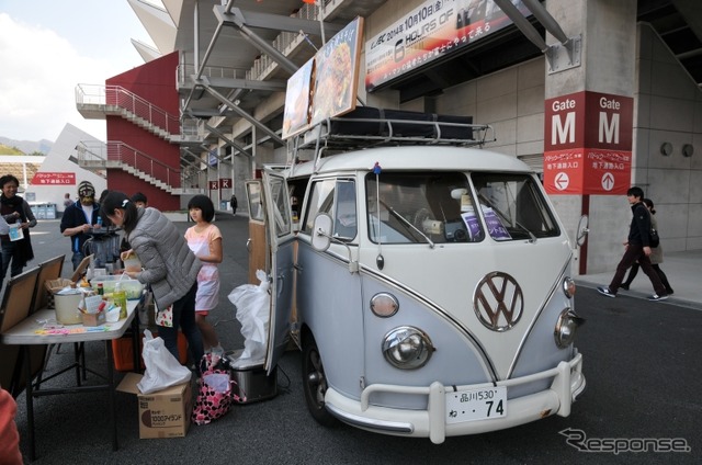 イベント会場ではおなじみタイプ2の屋台。ここでは富士宮やきそばを販売