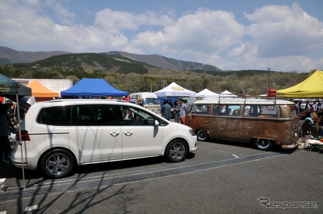 VWの新旧ミニバンが並ぶ