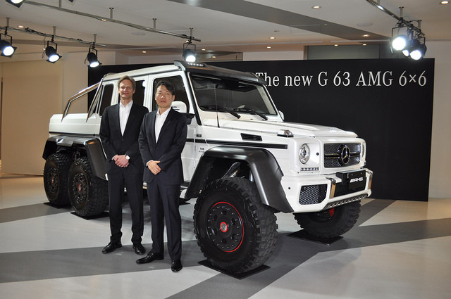メルセデス・ベンツの最新モデルを展示する。メルセデスベンツ日本の上野金太郎社長(右)とマーク・デボルケ副社長(左)