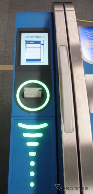 新型改札機の試験機。機器本体のスリム化により通路幅を拡大するほか、案内画面は分かりやすい表現に変更し、さらに切符の取り忘れを防止するためライトによる表示で案内する。