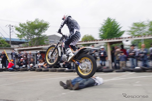 本多元治選手によるトライアルパフォーマンス「バイクまるごとフェスティバル2014」