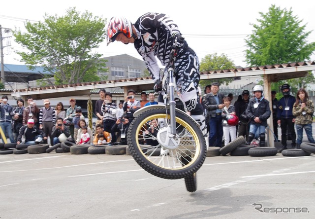 本多元治選手によるトライアルパフォーマンス「バイクまるごとフェスティバル2014」