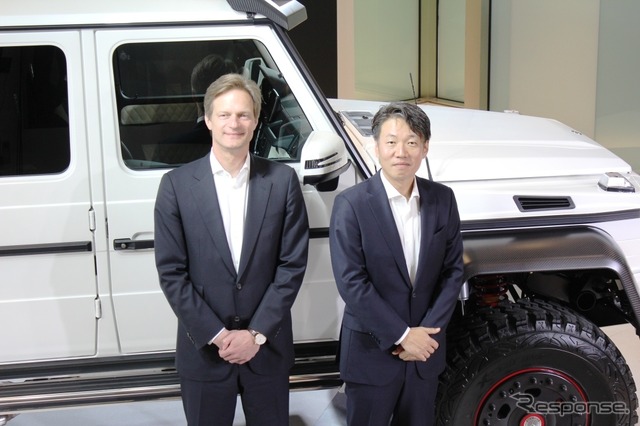 メルセデス・ベンツ日本社長の上野金太郎氏（右）と副社長 営業/マーケティング部門担当のマーク・ボデルケ氏（左）