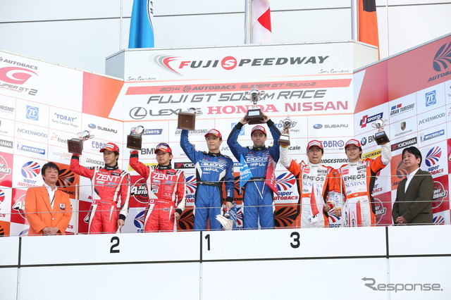 GT500クラスの表彰式。<撮影:益田和久>