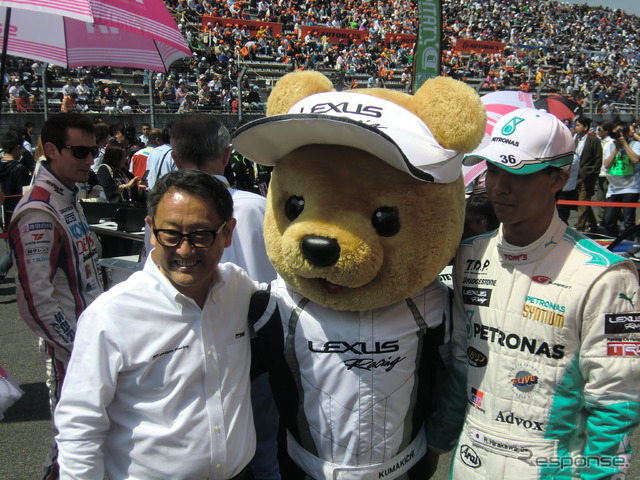 決勝グリッドにトヨタの豊田章男社長が登場(右は#36 レクサスRC Fの平川亮)。