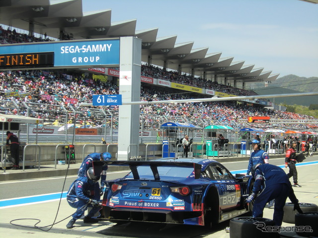 大観衆が詰めかけたゴールデンウイークの富士戦(手前は#61 BRZ=決勝12位)。
