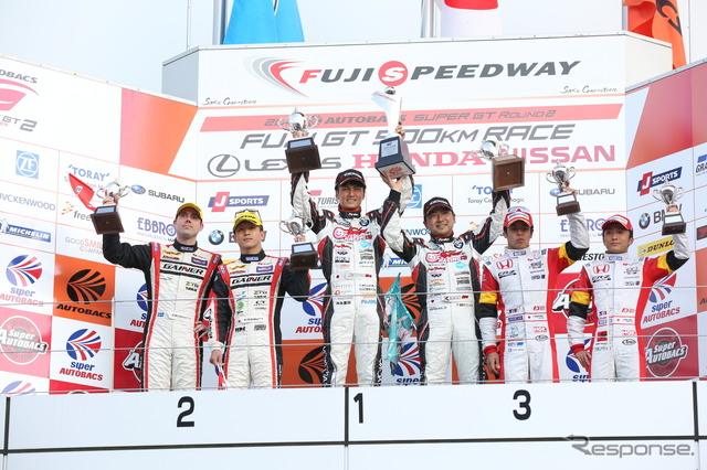 GT300クラスの表彰式。<撮影:益田和久>