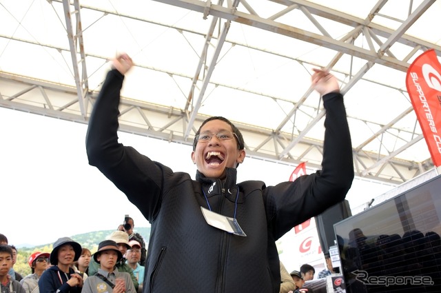 優勝を決めて喜ぶラマ選手。イスタンブールのサーキットイベントで実車をドライブする権利を手に入れた。第二のオルドネス選手のようにプロデビューの可能性もあるかも?