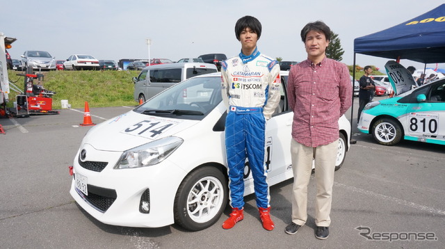 ヴィッツレースに初参戦した丹田誠選手(左)とお父さん(右)