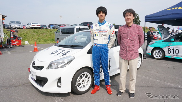 ヴィッツレースに初参戦した丹田誠選手（左）とお父さん（右）