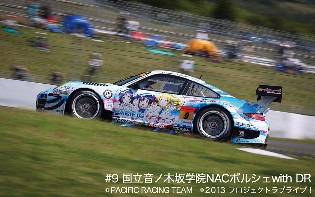 PACIFIC RACING TEAM#9「国立音ノ木坂学院 NAC ポルシェ with DR」(c)PACIFIC RACING TEAM