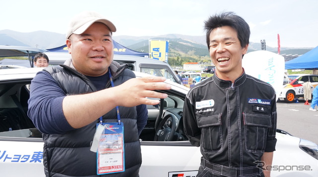 ヴィッツレース参加者の飯田滋さん（左）とネッツトヨタ東埼玉のエンジニアリーダー有馬康介さん（右）