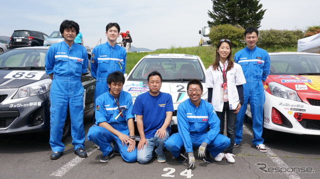 堤重之さん（中央）とネッツ静浜のサポートチーム