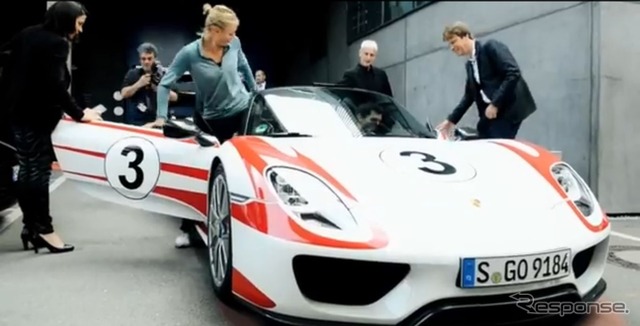 ポルシェ918スパイダーに同乗試乗するマリア・シャラポワ選手