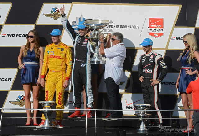 インディ・ロードコース戦の表彰式。青いキャップを被った3人は、左から2位ハンターレイ、優勝パジェノー、3位カストロネベス。写真:INDYCAR