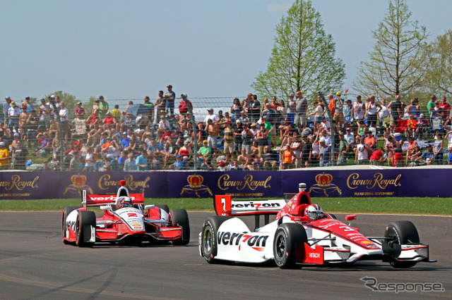 ペンスキー勢のカストロネベス(前)は3位、モントーヤ(後)は16位。写真:INDYCAR