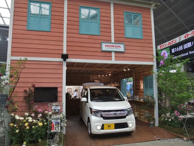 チョークペイントで欧風にメイキングされたホンダブース