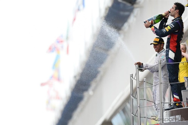 シャンペンで勝利を祝うルイス・ハミルトンとダニエル・リチャルド