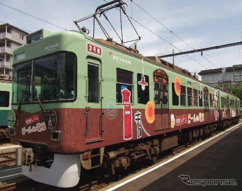 京阪は今年も大津線で、車内でビール飲み放題の「昭和レトロ　ビールde電車」を運行。写真は同列車に使用されるラッピング車両