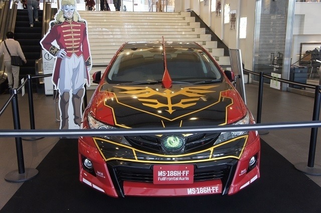 今度は「フル・フロンタル」仕様、新宿ピカデリーに真っ赤なオーリス登場!