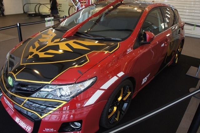 今度は「フル・フロンタル」仕様、新宿ピカデリーに真っ赤なオーリス登場!