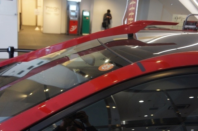 今度は「フル・フロンタル」仕様、新宿ピカデリーに真っ赤なオーリス登場!