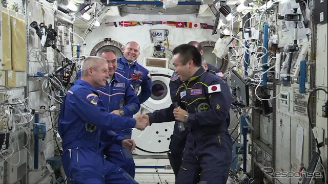 若田宇宙飛行士からスティーブン・スワンソン宇宙飛行士への指揮権移譲の様子(出典:JAXA/NASA)