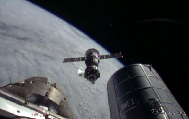 14日朝、国際宇宙ステーションを離れるソユーズ宇宙船。最終的に帰還カプセルのみが切り離されて着陸する。