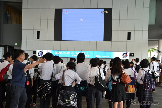 若田光一宇宙飛行士の採用時には、パブリックビューイングの行われた日本科学未来館の館長、毛利衛宇宙飛行士(当時)が面接を行ったという。