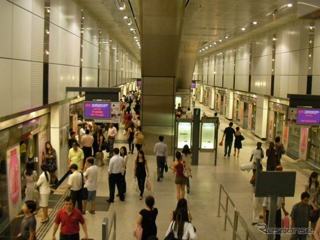シンガポールMRTの駅ホーム。同国の陸上交通省は、ラッシュ対策として1年間の予定で試行している早朝の運賃無料化を1年延長すると発表した