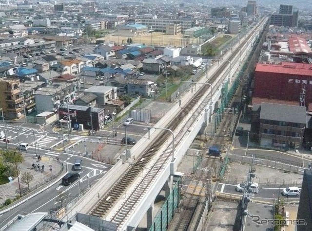 高架化工事がほぼ完了しつつある近鉄奈良線の若江岩田～河内花園間（5月8日）。高架の下り線（左）と上り線（中央）、地上の上り線（右）が見える。下り線は2010年5月に高架線に切り替えられており、上り線も9月に高架線に切り替えられる予定だ。