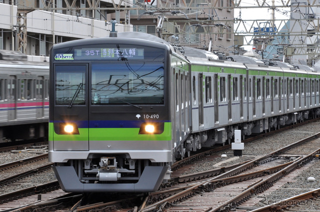 東京都交通局は、都営新宿線の全駅にホームドアを設置すると発表。2019年度までの整備完了を目指す。写真の10-300形3次車はホームドア導入を見据え、これまで側面窓下だったグリーンのラインを窓上に移し、車体の上部を目立たせるデザインになっている