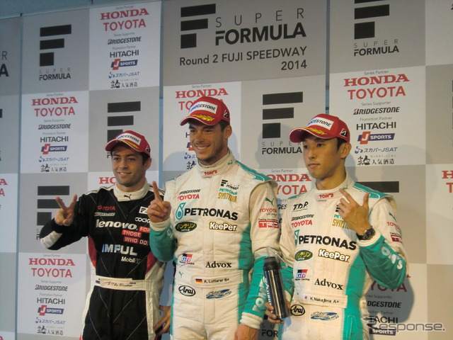 レース2の予選上位。左から2位オリベイラ、ポールのロッテラー、3位中嶋一貴。