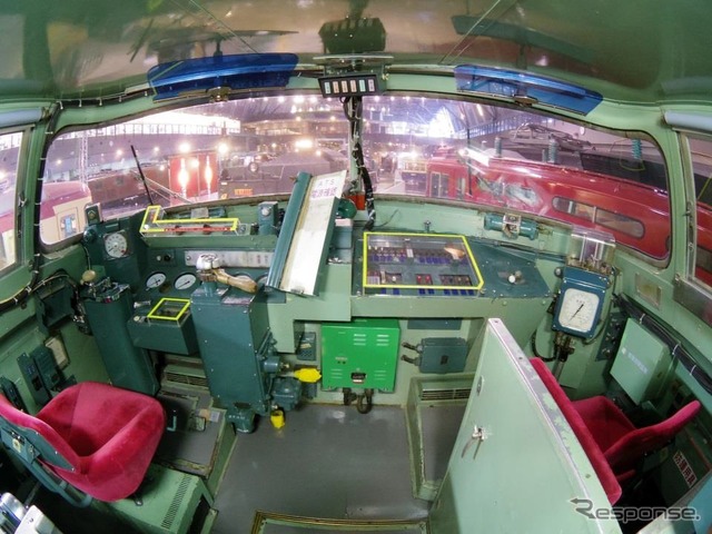 期間限定で公開されるクハ481-26の運転室。館内を高い位置から見渡すことができる。