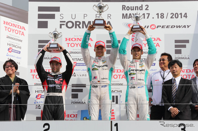 レース2の表彰式。トロフィーを掲げる、左から2位オリベイラ、優勝ロッテラー、3位中嶋一貴。写真:TOYOTA