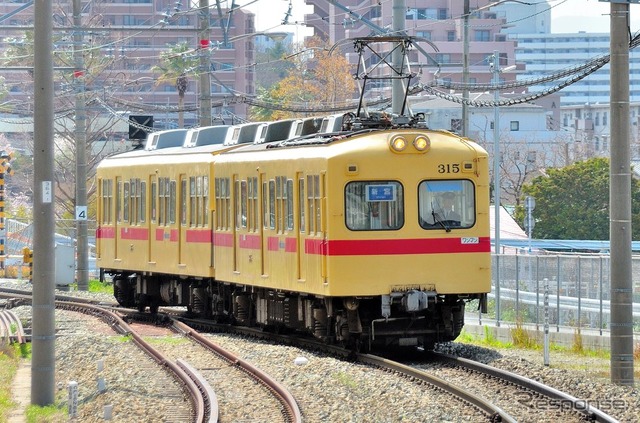 貝塚線の313形315号編成。5月23日から旧塗装での運転を開始し、2015年1月に引退する予定。