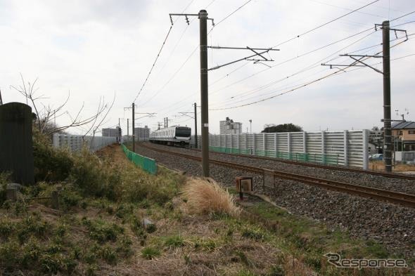 既に防風柵が整備されている常磐線藤代～佐貫間の小貝川橋りょう付近。強風による輸送障害の軽減を図っている。