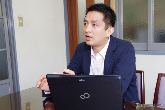 プロッツァ 広報課の寺西 亮氏。今回は電動バイクの経済性についてお聞きしたが、話は自社開発したミレットの魅力にもおよび、熱く語っていただいた。