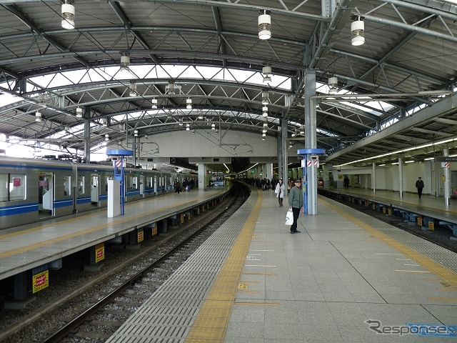 池袋線のターミナル・池袋駅。本年度はリニューアル工事に着手するほか、2017年度末のホームドア設置に向け設計に着手する。